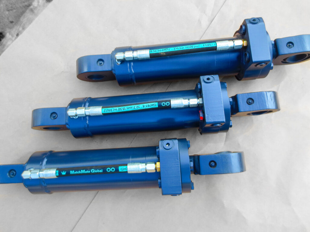 Heavy duty hydraulic cylinders for heavy equipment, such as excavators, wheel loaders